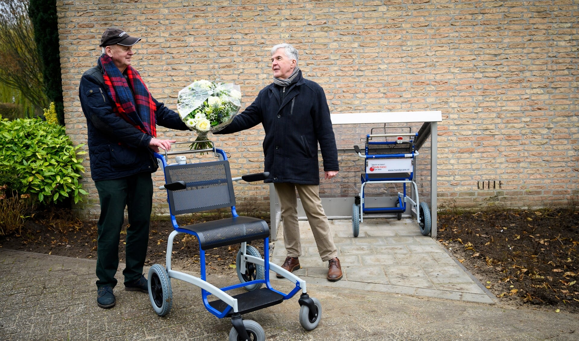 • Auke Porte van Stichting Handycare (links) en wethouder Kees de Ruijter.