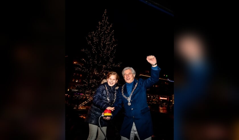• Het ontsteken van de kerstboomlichtjes.