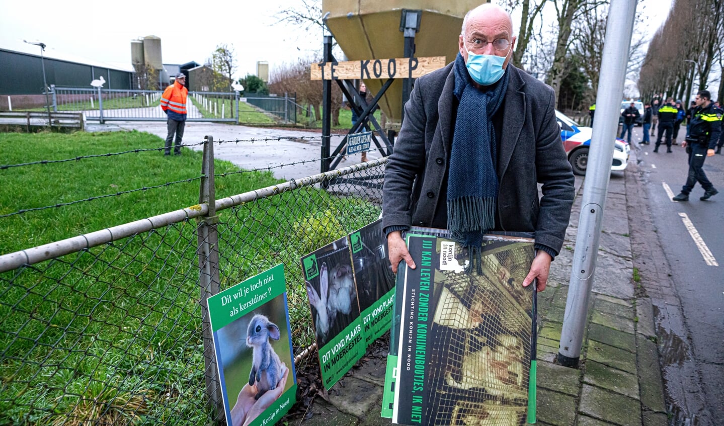 Protest bij konijnenfokkerij in Leerbroek