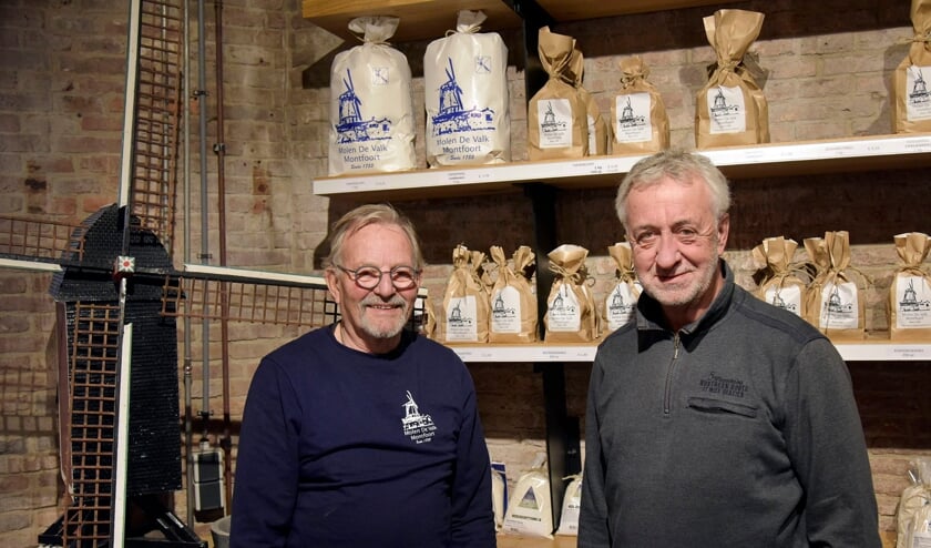 <p>Molenaar Henk Visser en secretaris Paul Driehuis in de molenwinkel voor een slinkende voorraad.</p>