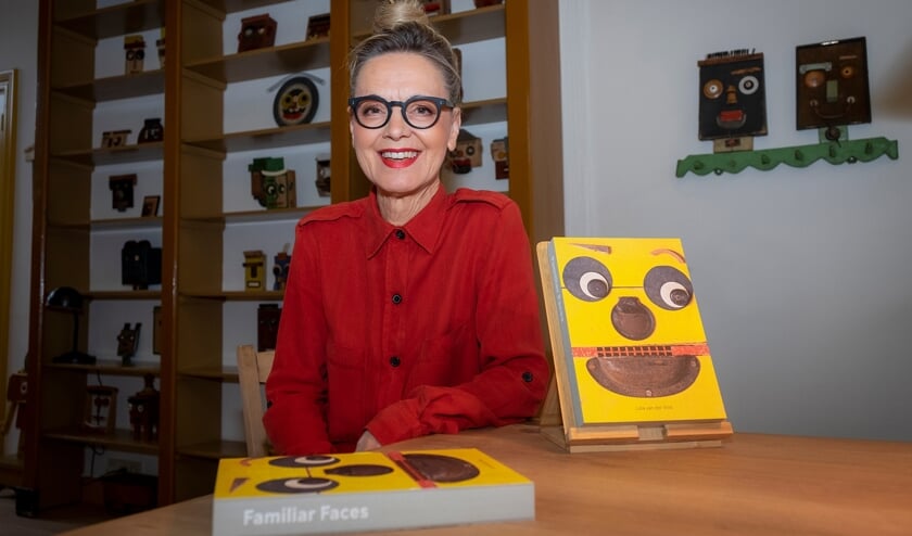 <p>• Lida van der Vlist met haar boek 'Familiar Faces'.</p>  