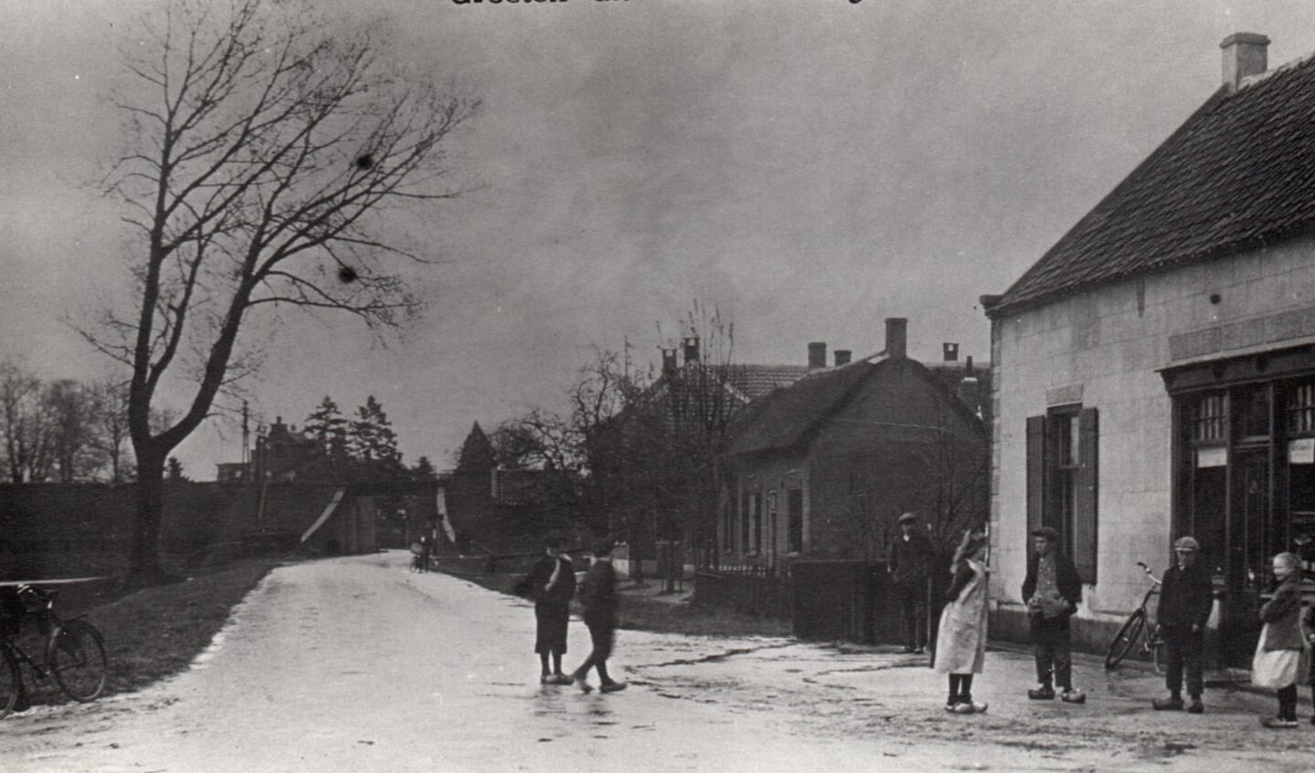 Waardenburg Steenweg ongeveer 1920.
