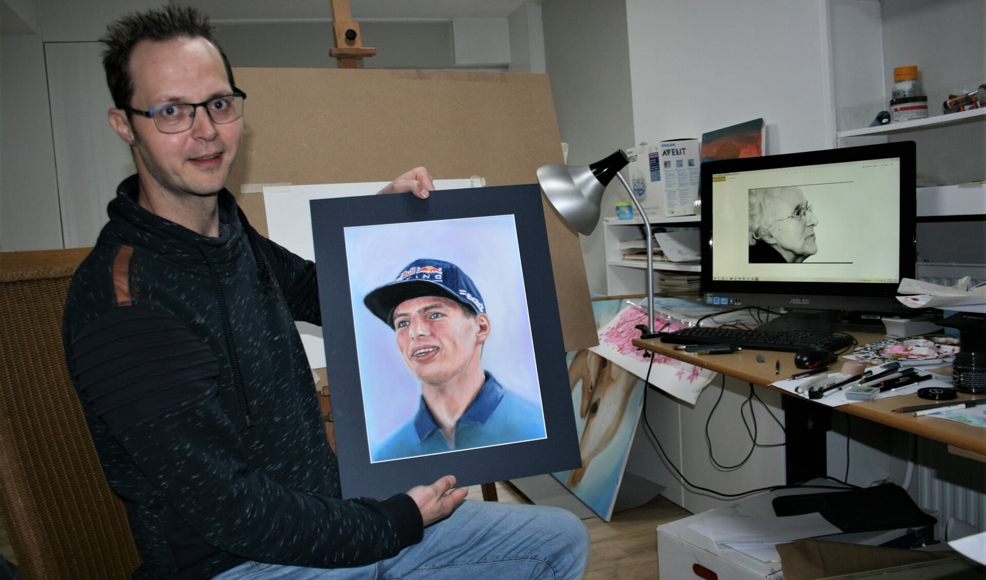 Dani tekende een mooi portret van Max Verstappen, maar heeft zelf weinig met de coureur en met autoracen.