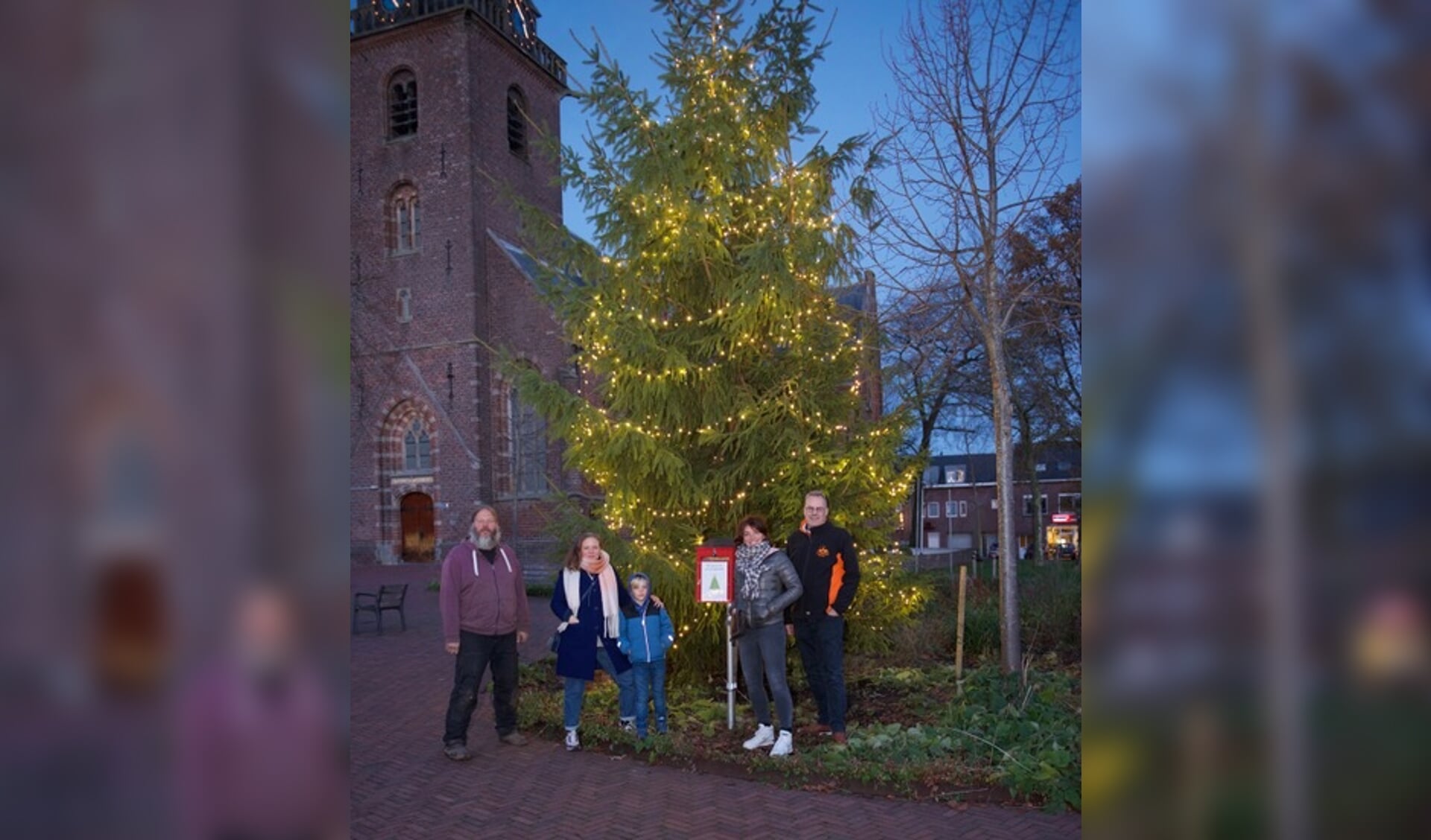 • De kerstboom in het dorpscentrum van Harmelen.