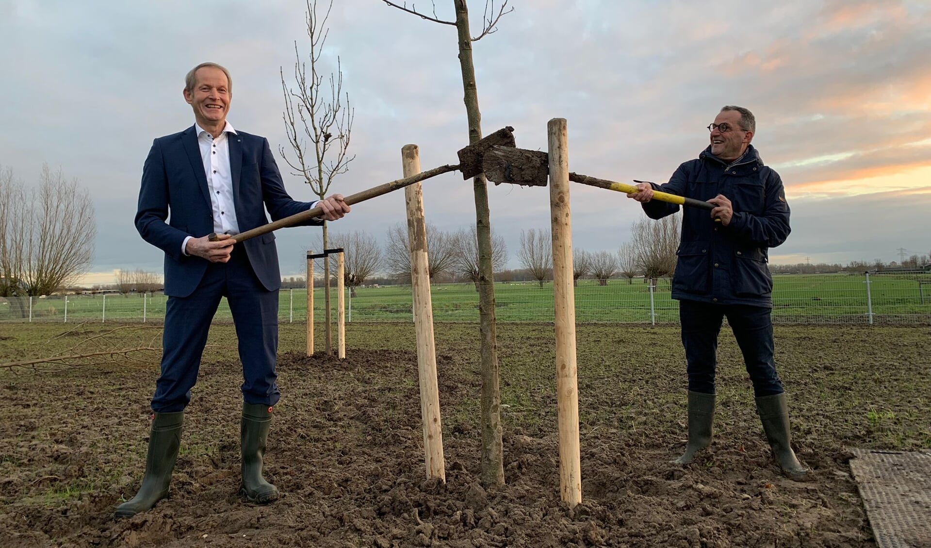 Wethouder Teunis Jacob Slob en Johan Quik zijn gestart met de aanplant van 2021 bomen