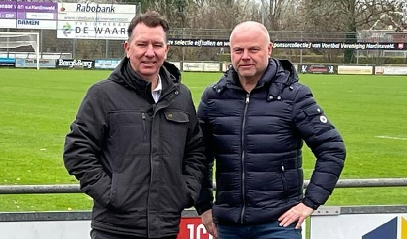 <p>• Hardinxveld-voorzitter Michel Helmink (r) met de nieuwe hoofdtrainer Theo de Boon.</p>  