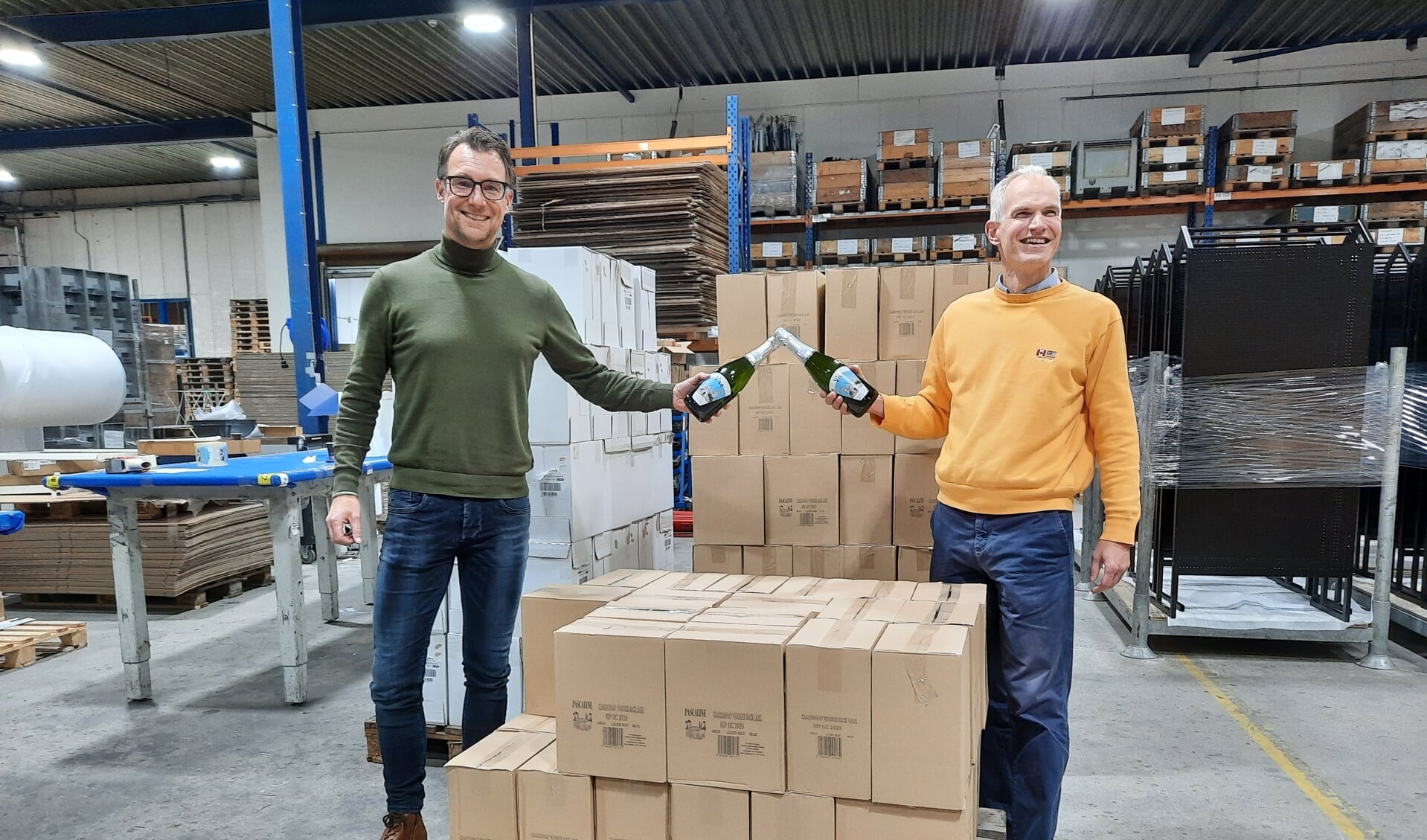 Maurits Mooij (Team Krimpenerwaard, links) en Jan Paul Matze (Rotary Schoonhoven) met beide de eerste symbolische fles Cava in de hand.