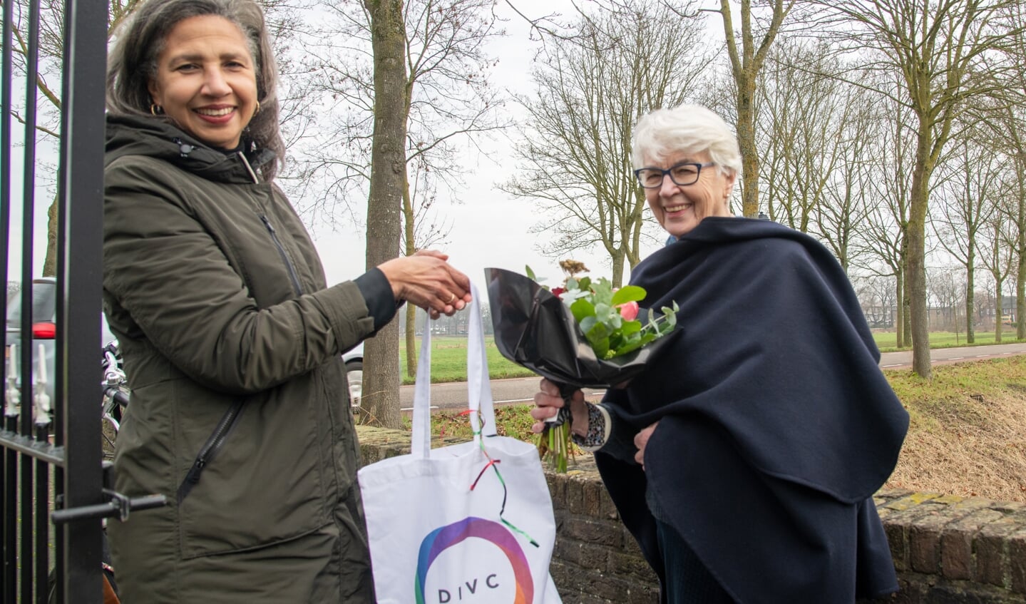 • Jennifer Hoogland feliciteert Daat van Koevorden. 