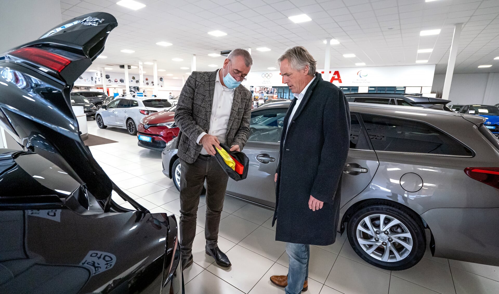 Kooijman's  1e Waterstofauto naar VHL Wethouder Huib Zevenhuizen