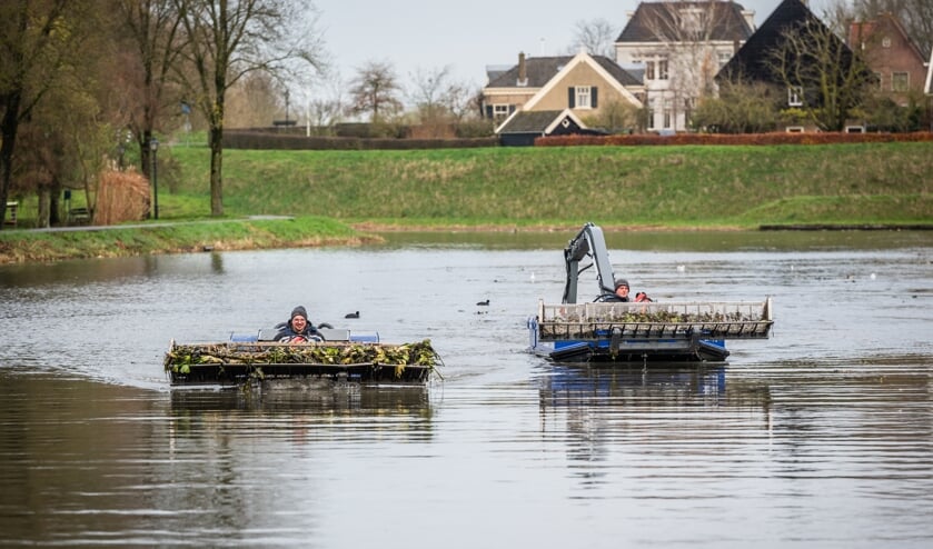 <p>• De harkboot verwijdert overtollige waterplanten uit de grachten rond Nieuwpoort.</p>  