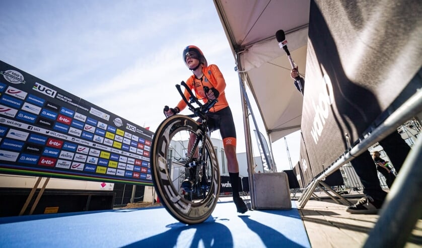 <p>• Anna van der Meiden voor de start van een tijdrit.</p>