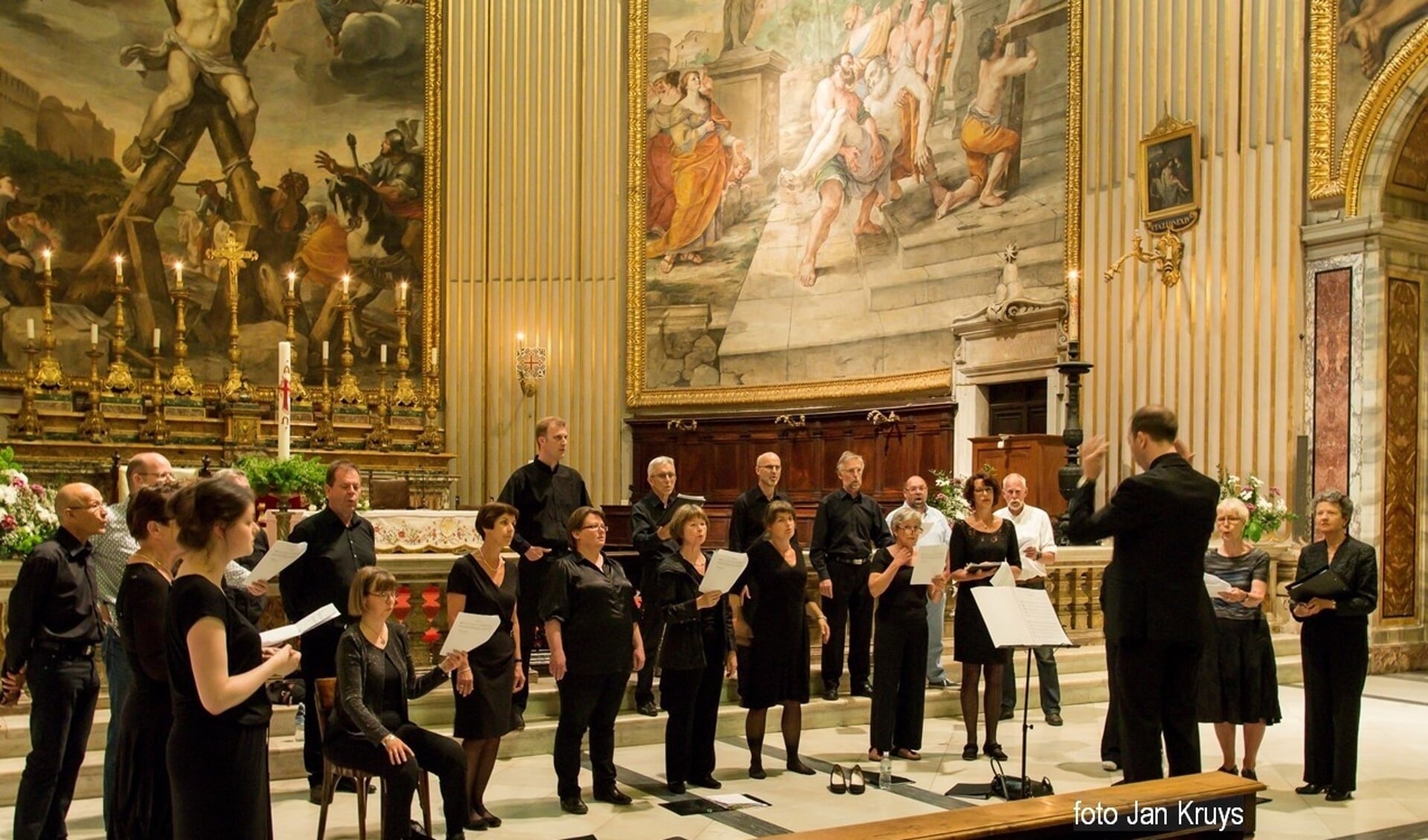 • Vocaal Ensemble Voces Lauri tijdens een optreden in de Andreaskerk in Rome.