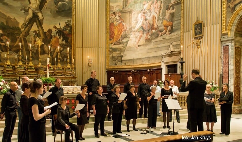 <p>&bull; Vocaal Ensemble Voces Lauri tijdens een optreden in de Andreaskerk in Rome.</p>  
