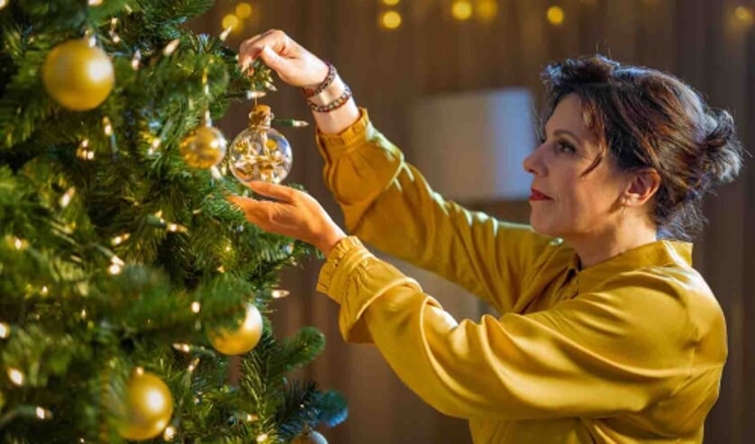 <p> De bal kan worden afgesloten met het kurkje en met het jaartal in de kerstboom worden gehangen. </p>