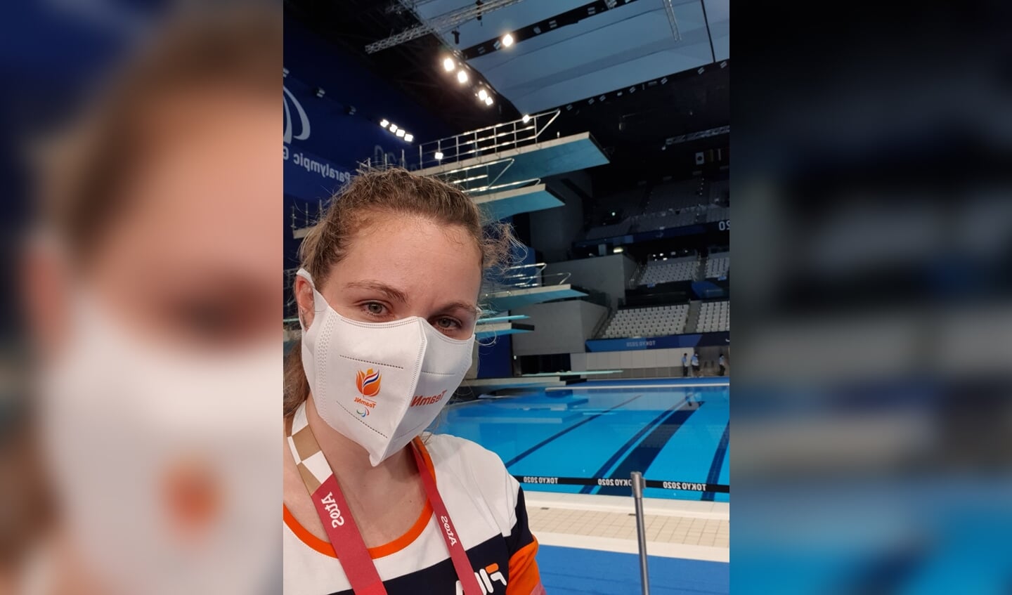 • Marieke de Ruijter bij het zwembad tijdens de Paralympics.