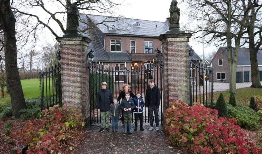 • De familie bij het gerestaureerde hekwerk van Slot Herlaar.  