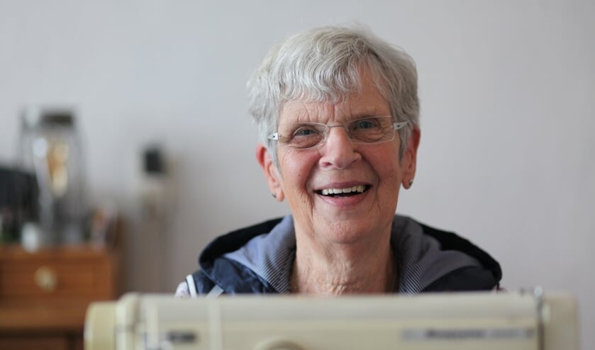 <p>Lida van der Klij (71) achter haar naaimachine.</p>
