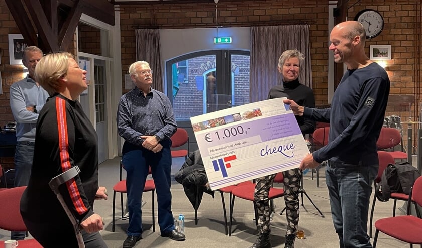 <p>Een hilarische cheque-overhandiging aan Amicitia.</p>