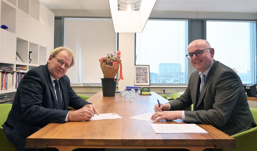<p>Burgemeester Martijn Vroom (links) herbenoemd voor tweede ambtstermijn Krimpen aan den IJssel.</p>  