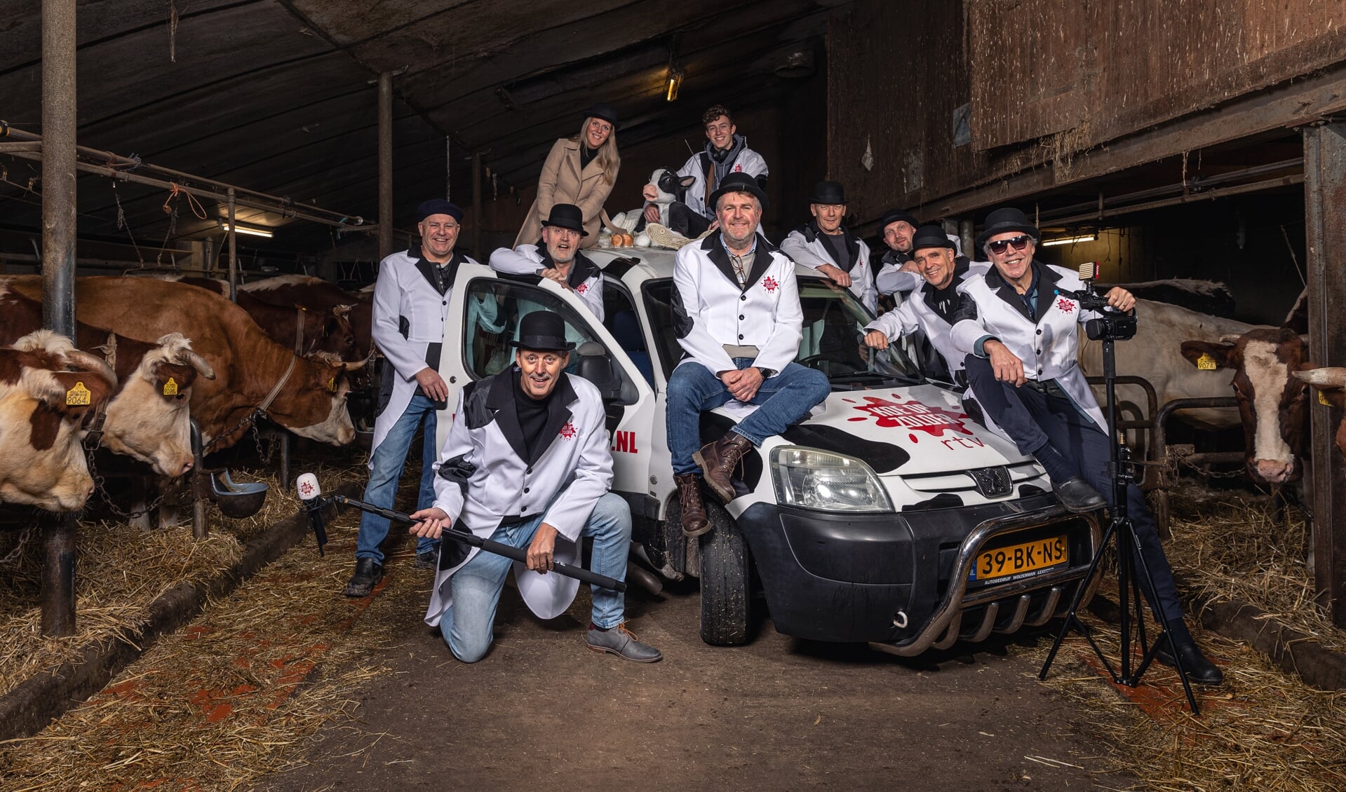 • Het team van RTV Koe op Zolder en hun in stijl opgetuigde voertuig, de KoeCar.