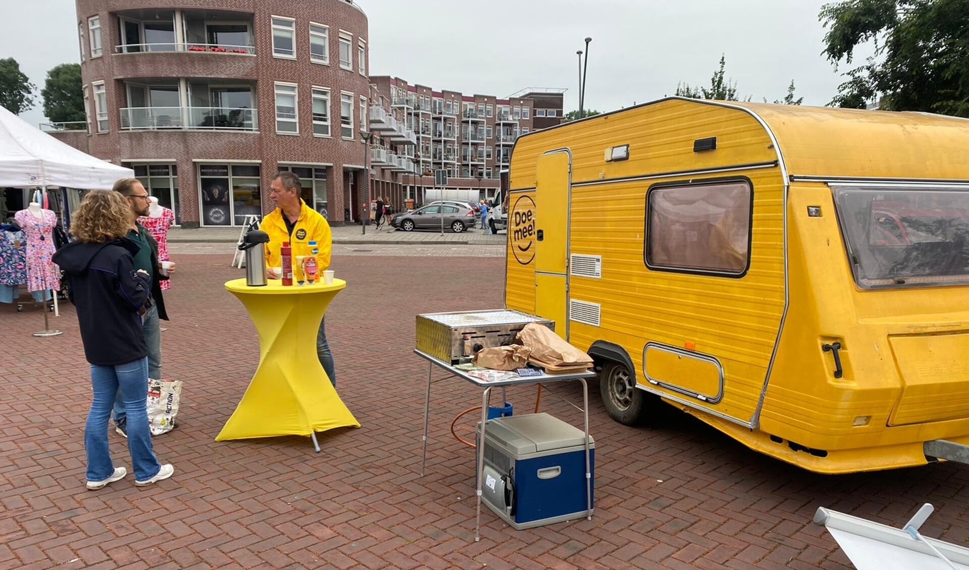 • De gele-glimlach caravan van Doe Mee Molenlanden.