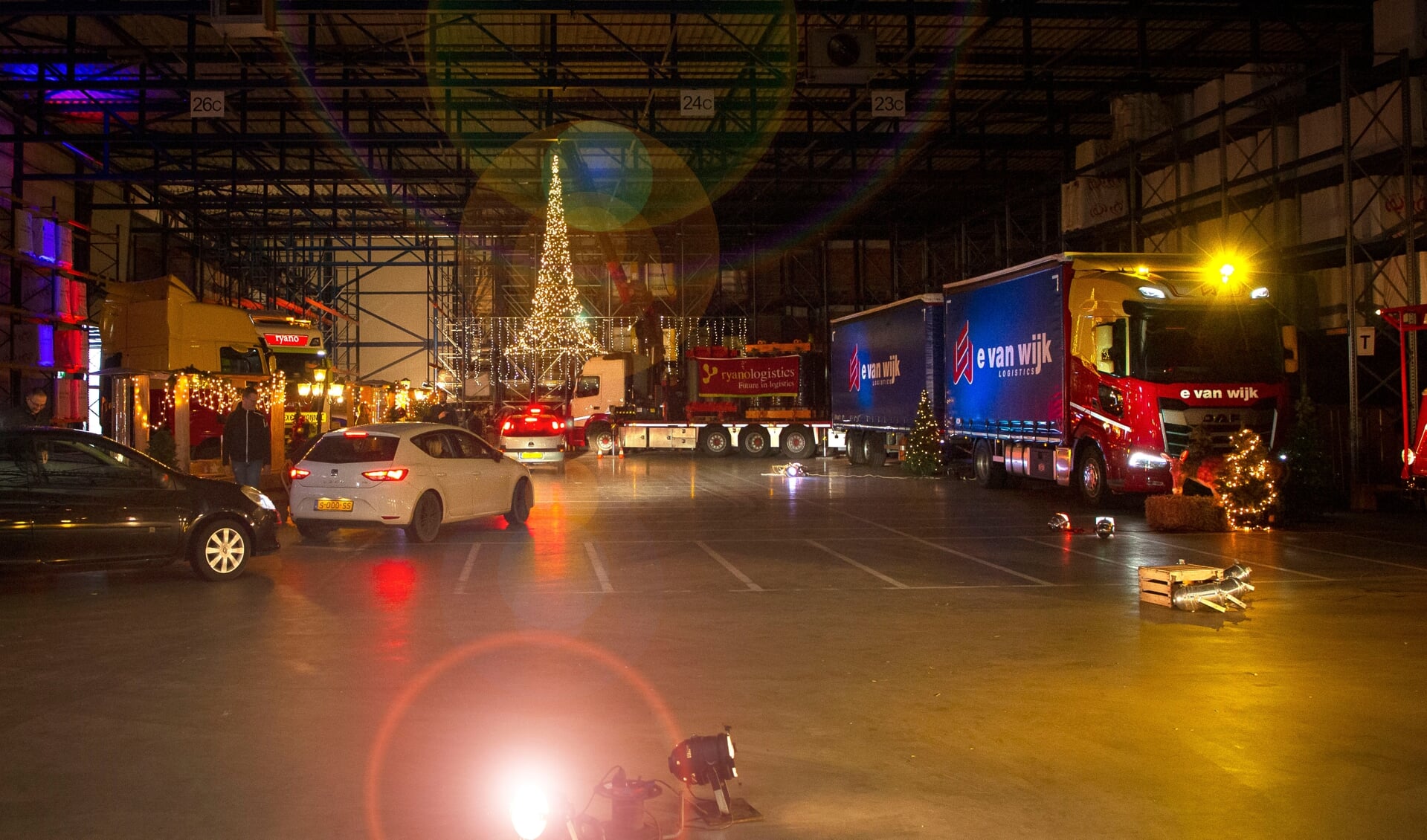 • De medewerkers reden met hun auto langs verschillende stops in het warehouse.