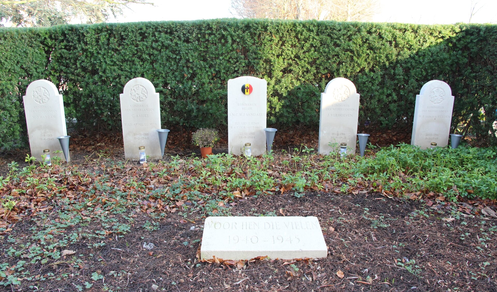 • De oorlogsgraven in Alblasserdam.