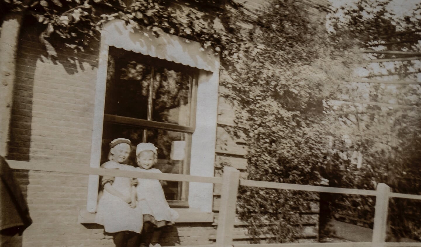 • Teuntje en haar zus Rie bij het huis op de Veerdam in Kinderdijk.