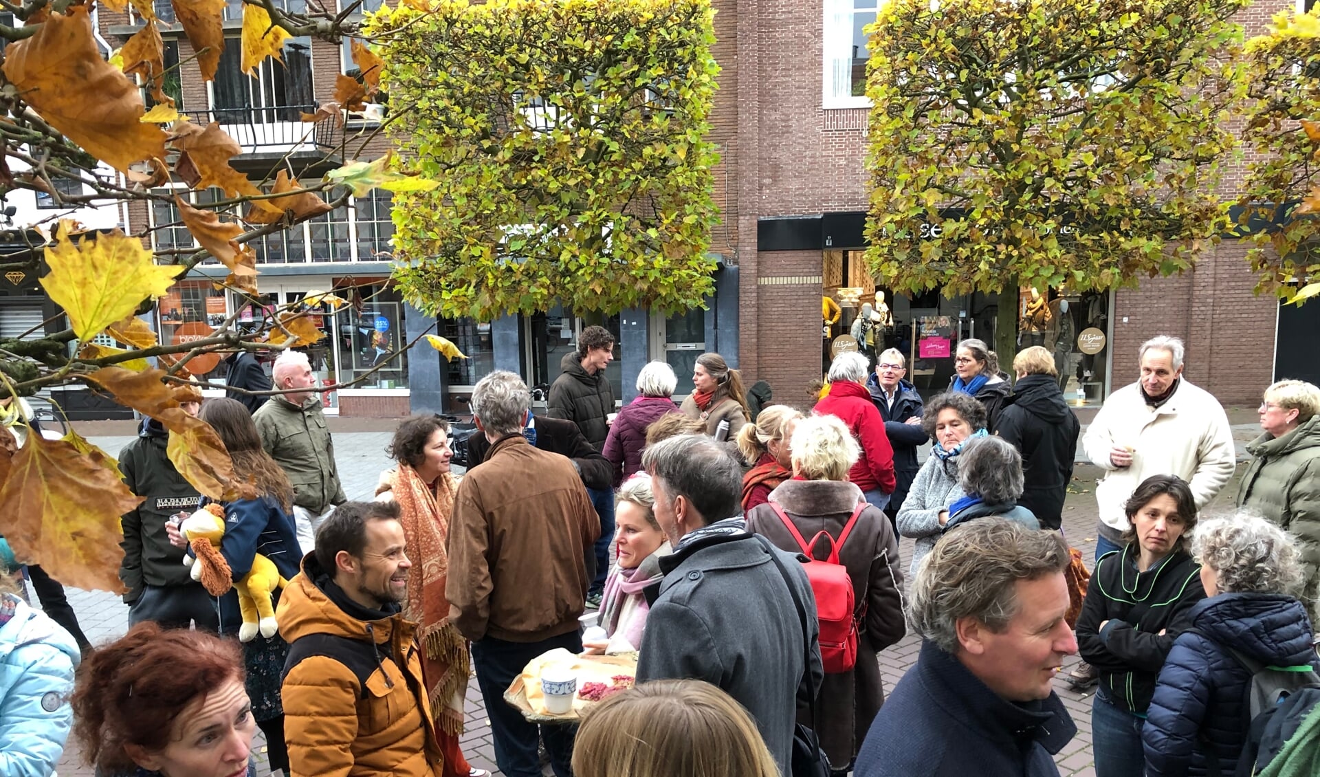 • Het initiatief #samen trekt veel deelnemers naar de Markt in Culemborg.