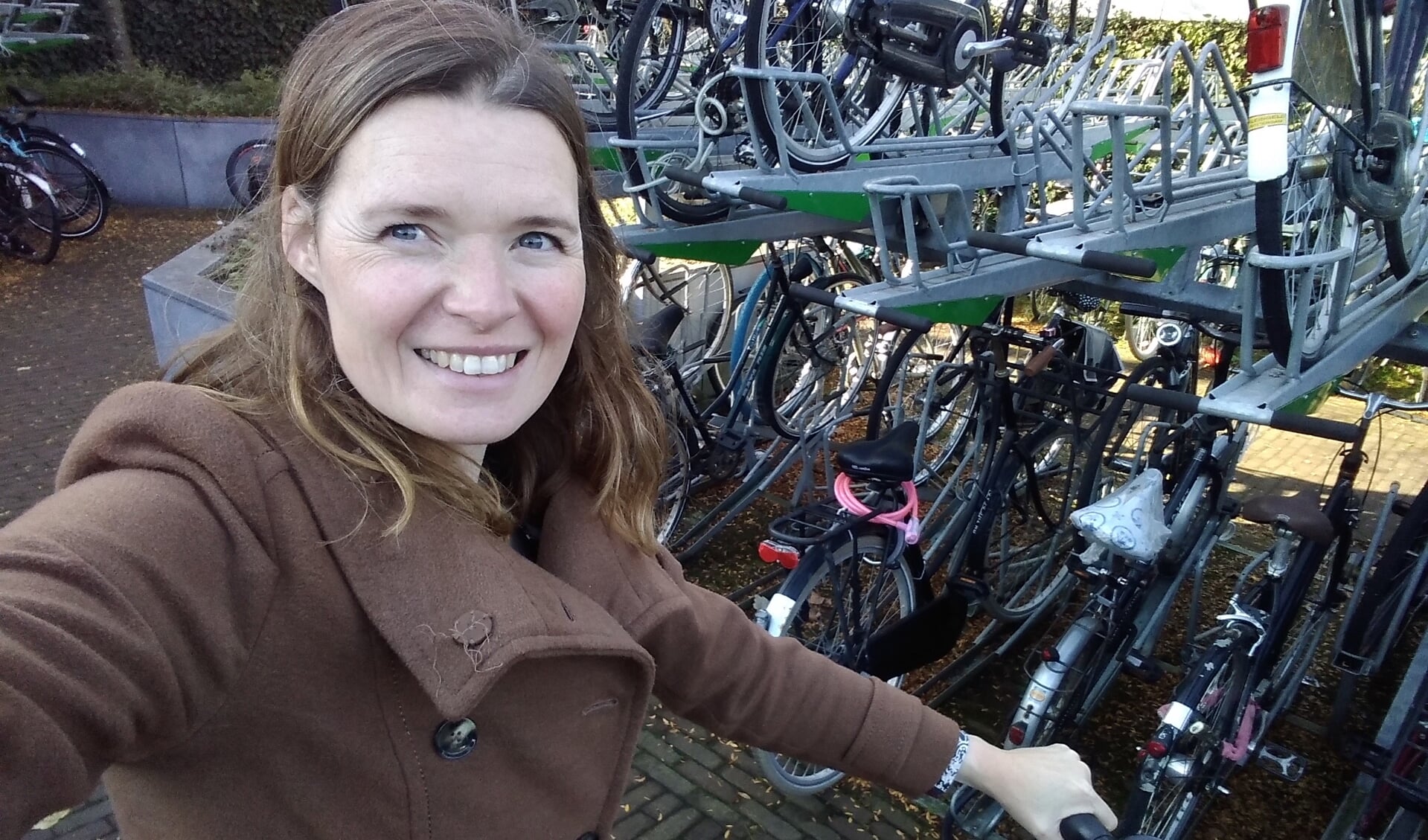 • Abra Voets: selfie bij een fietsenstalling.