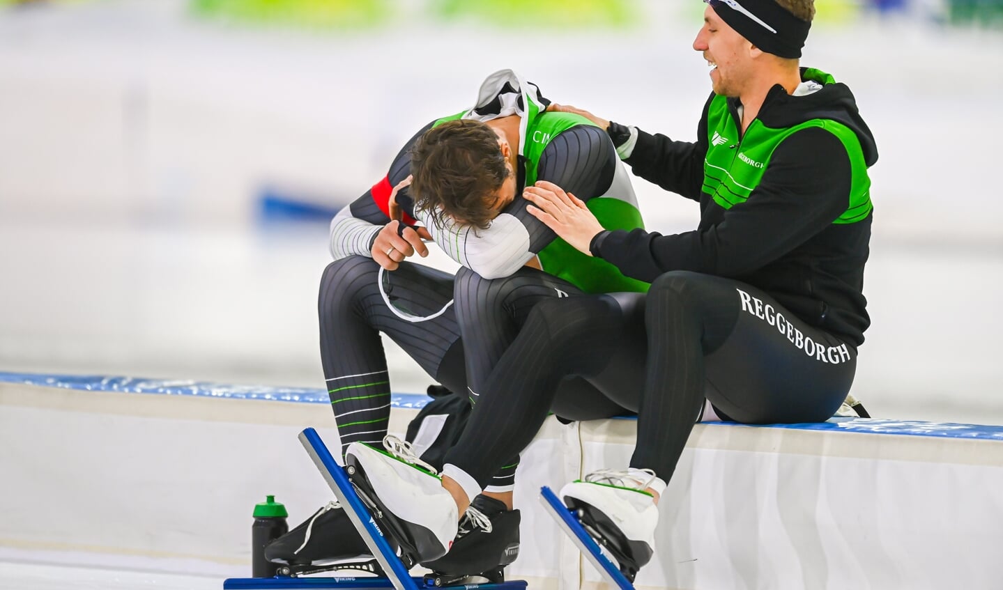 Hein Otterspeer laat zijn tranen de vrije loop als hij ziet dat zijn 3e plaats op de 1000 meter goed is voor een startbewijs op de Olympische Spelen in Beijing.