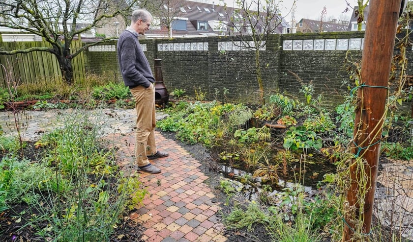 <p>De heer Qualm maakte met behulp van de subsidie zijn tuin 'waterproof'. </p>