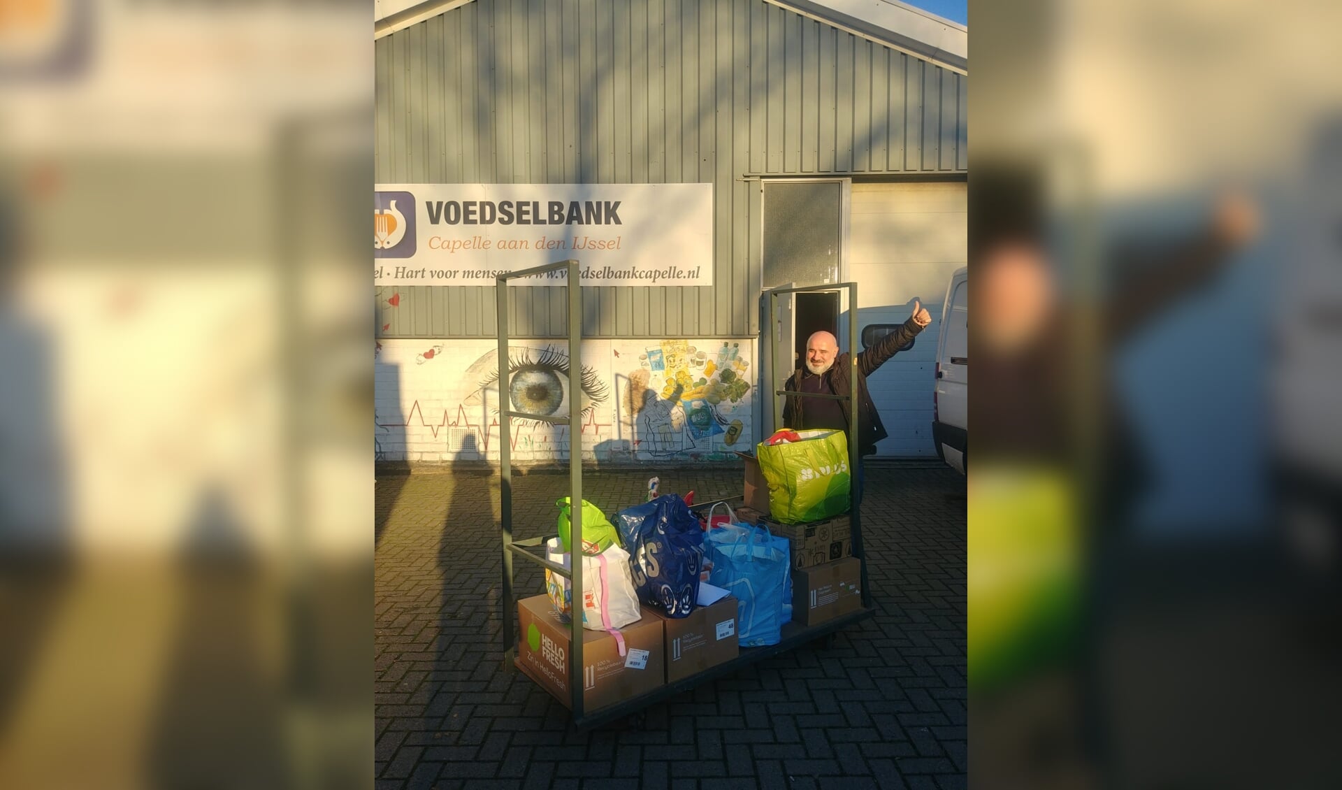 • Ingezamelde spullen arriveren bij Voedselbank Capelle.