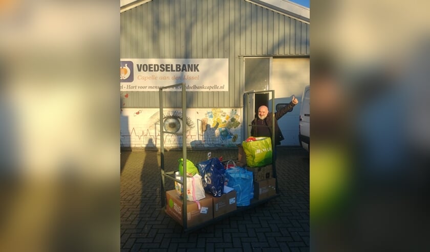 • Ingezamelde spullen arriveren bij Voedselbank Capelle.  