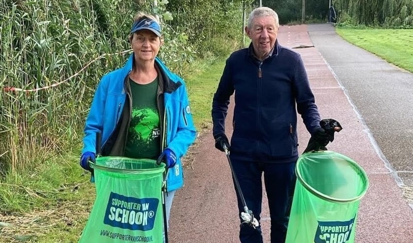 <p>Anja Mastenbroek en Jan Slingerland uit Krimpen aan den IJssel houden een opschoonactie.</p>