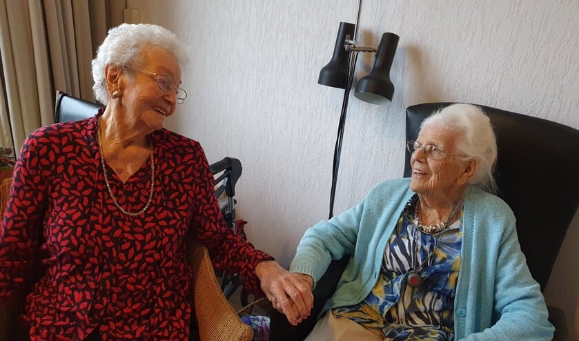 • Marie de Bruin (l) en Mieke den Boon: beiden 102 en bevriend met elkaar.