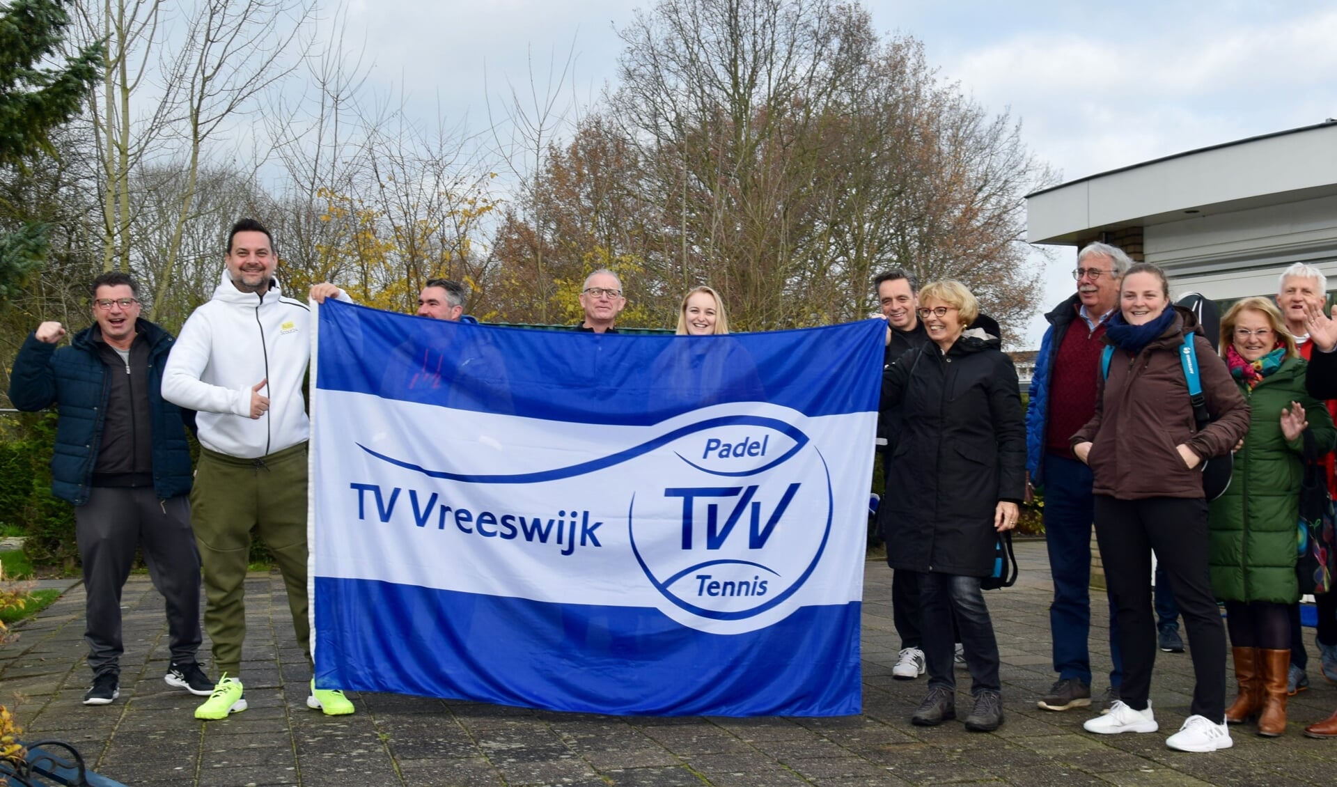 Leden van TV Vreeswijk met de nieuwe vlag.