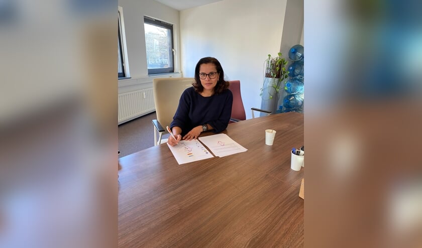 • De ondertekening van de samenwerkingsovereenkomst Veilig Oud Drechtsteden Alblasserwaard door Neli Soares, manager WMO/Welzijn bij Internos Thuiszorg.  