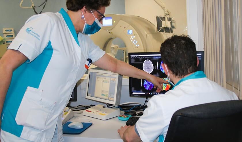<p>Dankzij contrastvloeistof kunnen de radiologen op de beelden precies zien wat het gevolg is van de verstopping.</p>