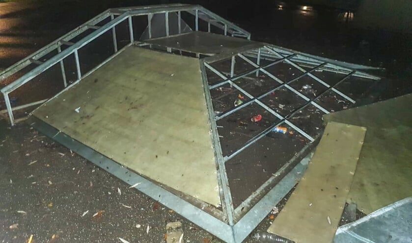 • De vernielde skatebaan aan de Rembrandtlaan in Alblasserdam.