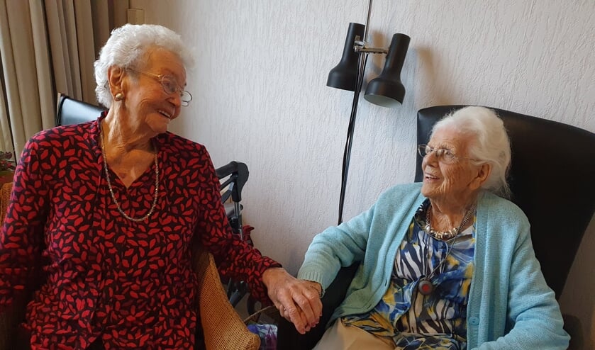 <p>• Marie de Bruin (l) en Mieke den Boon: beiden 102 en bevriend met elkaar.</p>