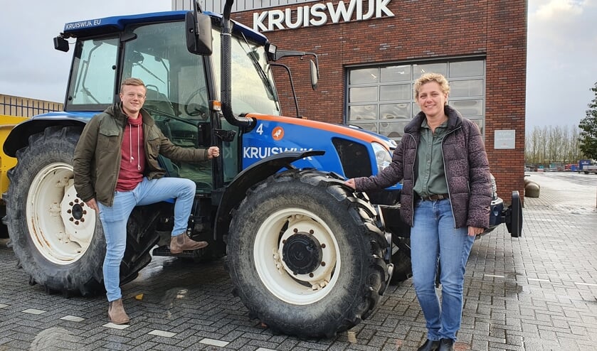 <p>&bull; Camille Stouthart (l) en Christa Teeuw bieden jongeren toekomst bij Kruiswijk.</p>  