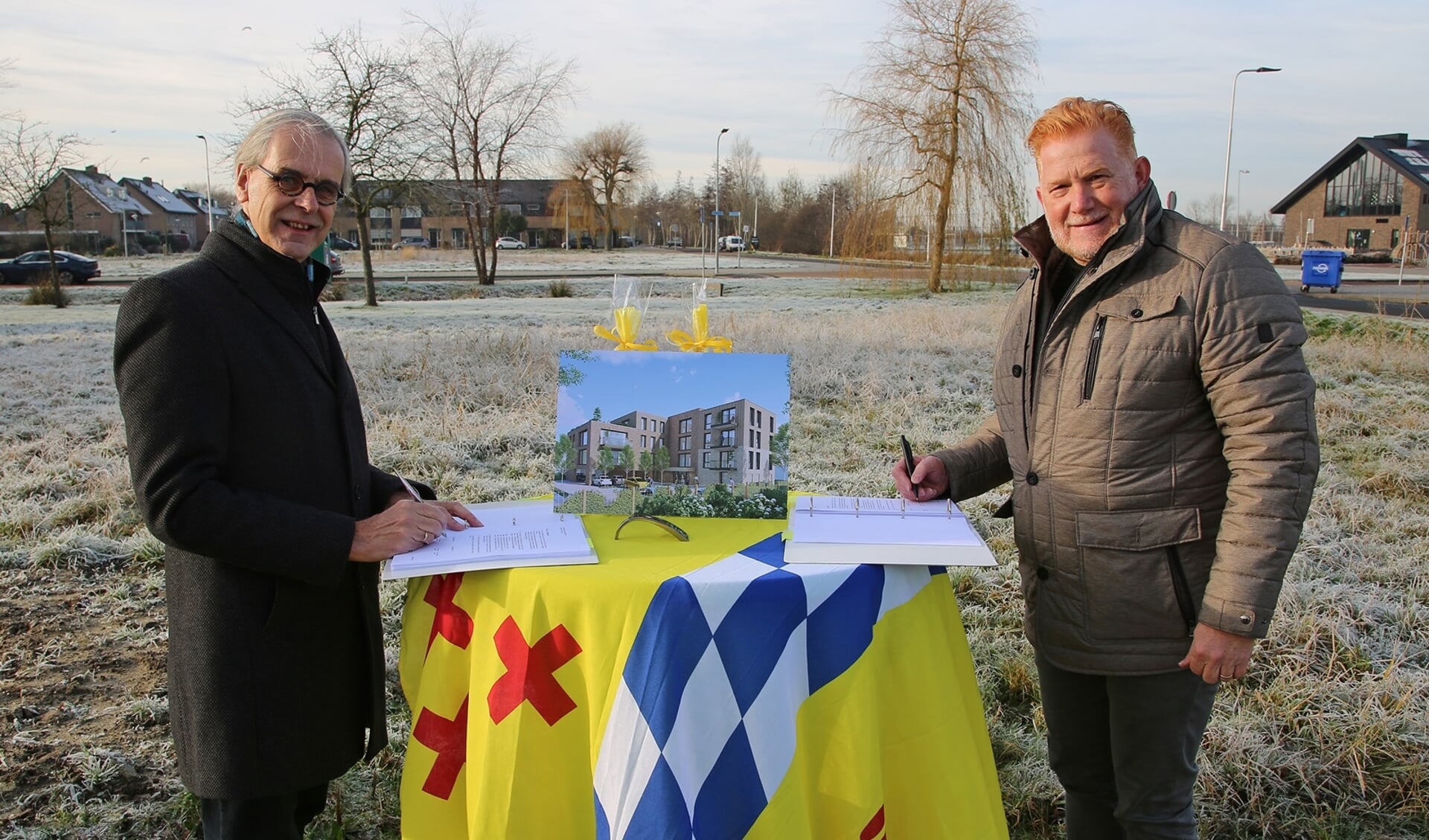 • Wethouder Tymon de Weger en Ralf Dressel van Bébouw Midredt ondertekenen het contract voor de bouw van het appartementengebouw. 