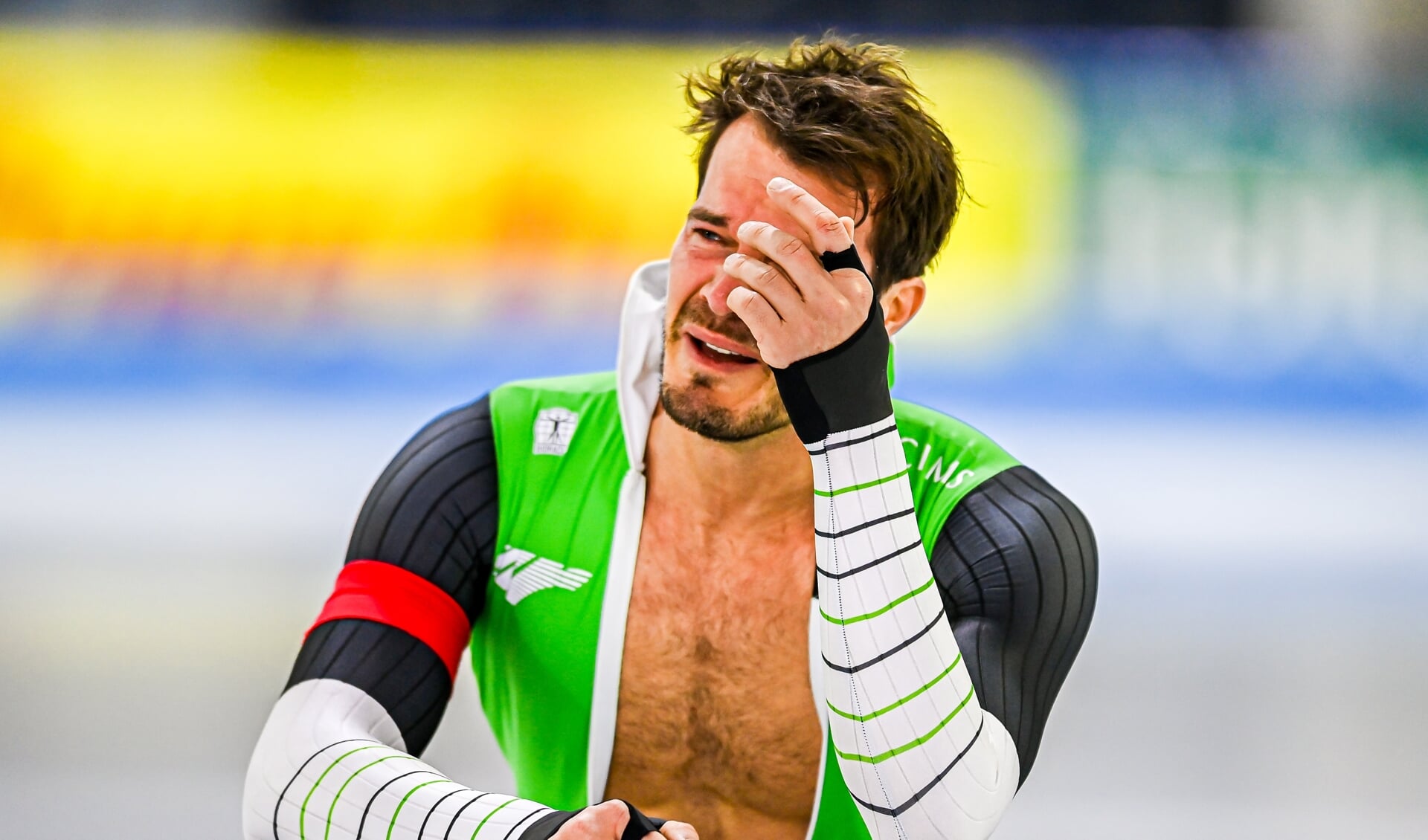 Hein Otterspeer laat zijn tranen de vrije loop als hij ziet dat zijn 3e plaats op de 1000 meter goed is voor een startbewijs op de Olympische Spelen in Beijing.