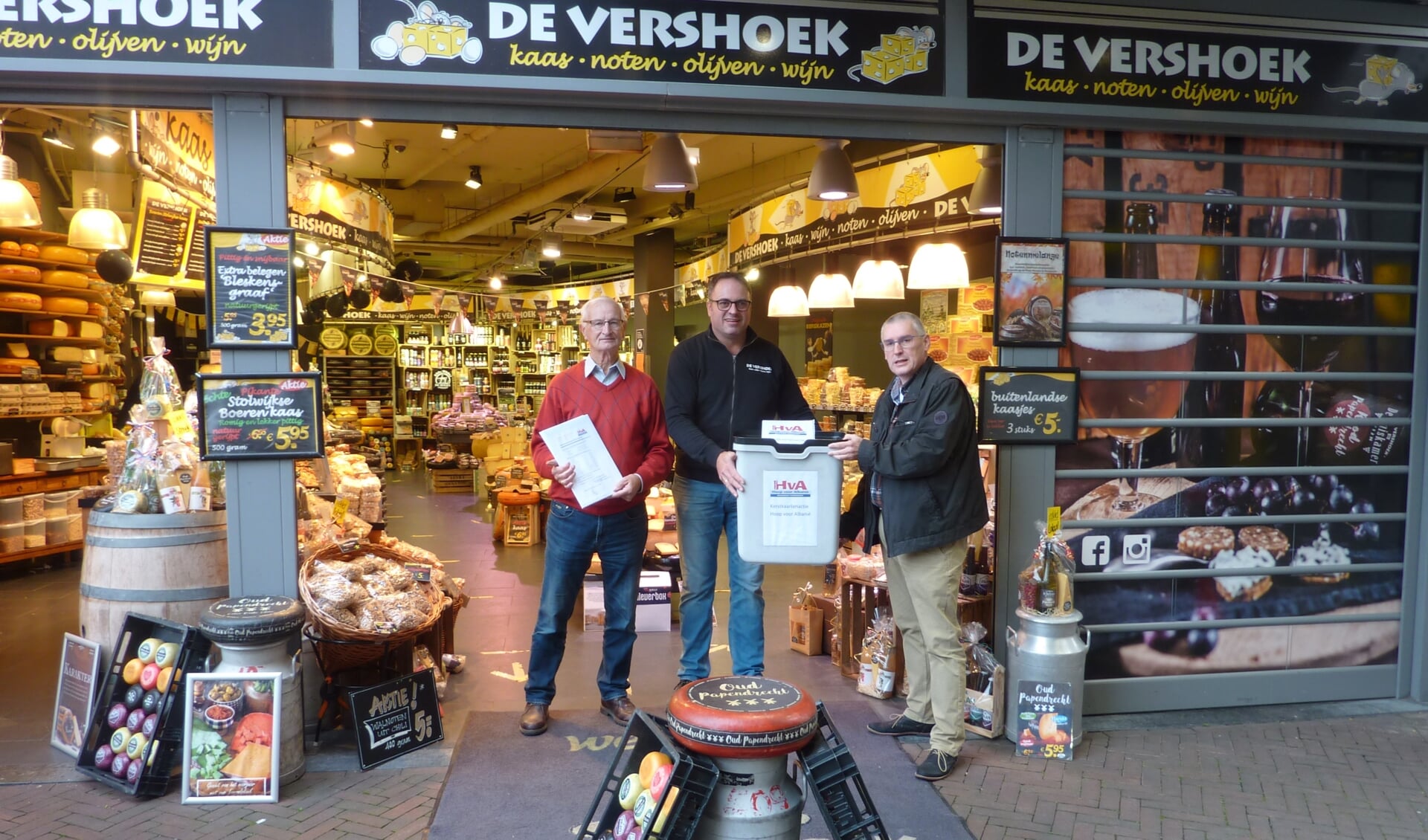 • Jaap Iedema en Kees Verheul met de inleverbox bij de Vershoek.