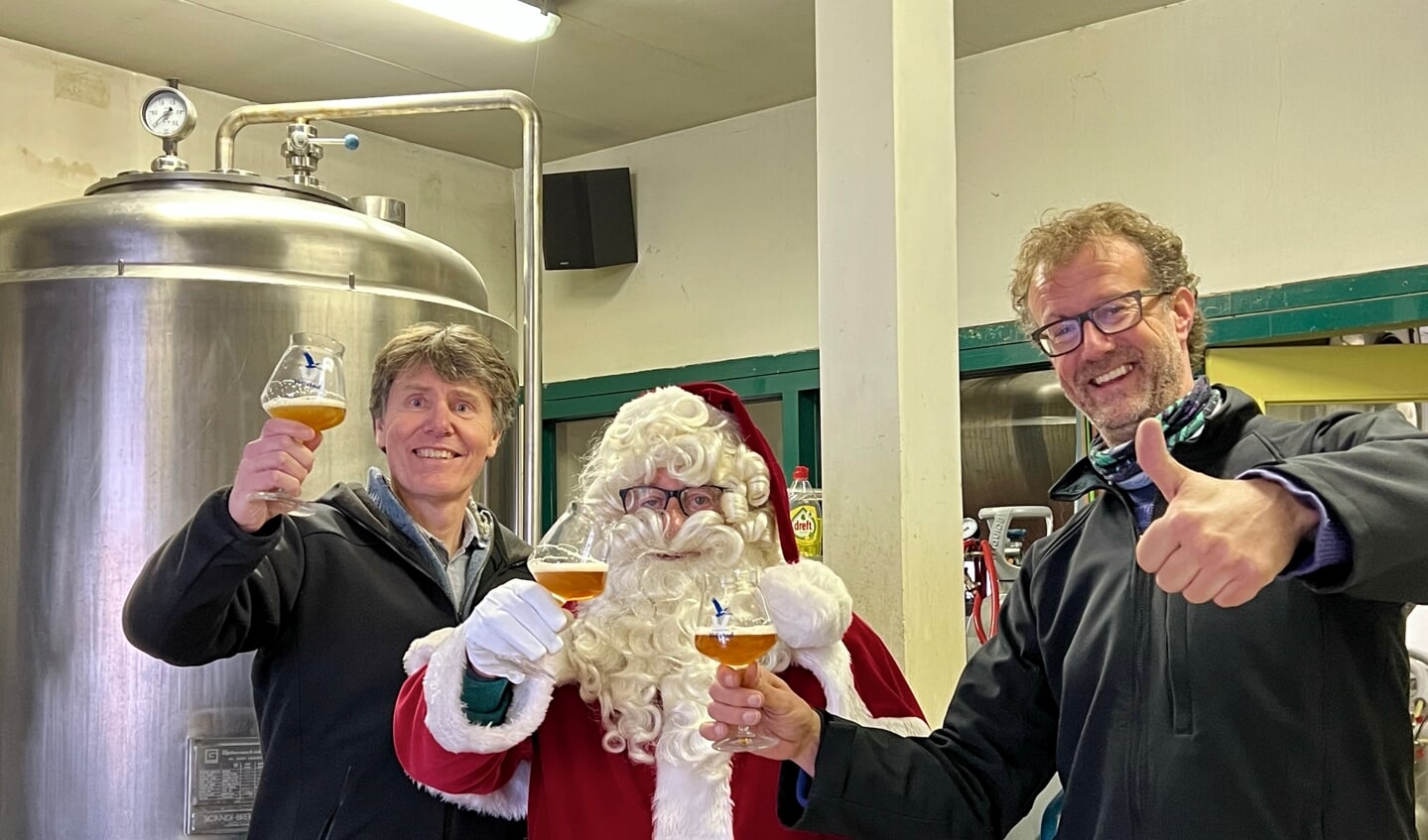 • De bierbrouwers van de Vrijstad-brouwerij, Lars van der Most (l) en Benno Slothouwer werden vereerd met een bezoek van de Kerstman.