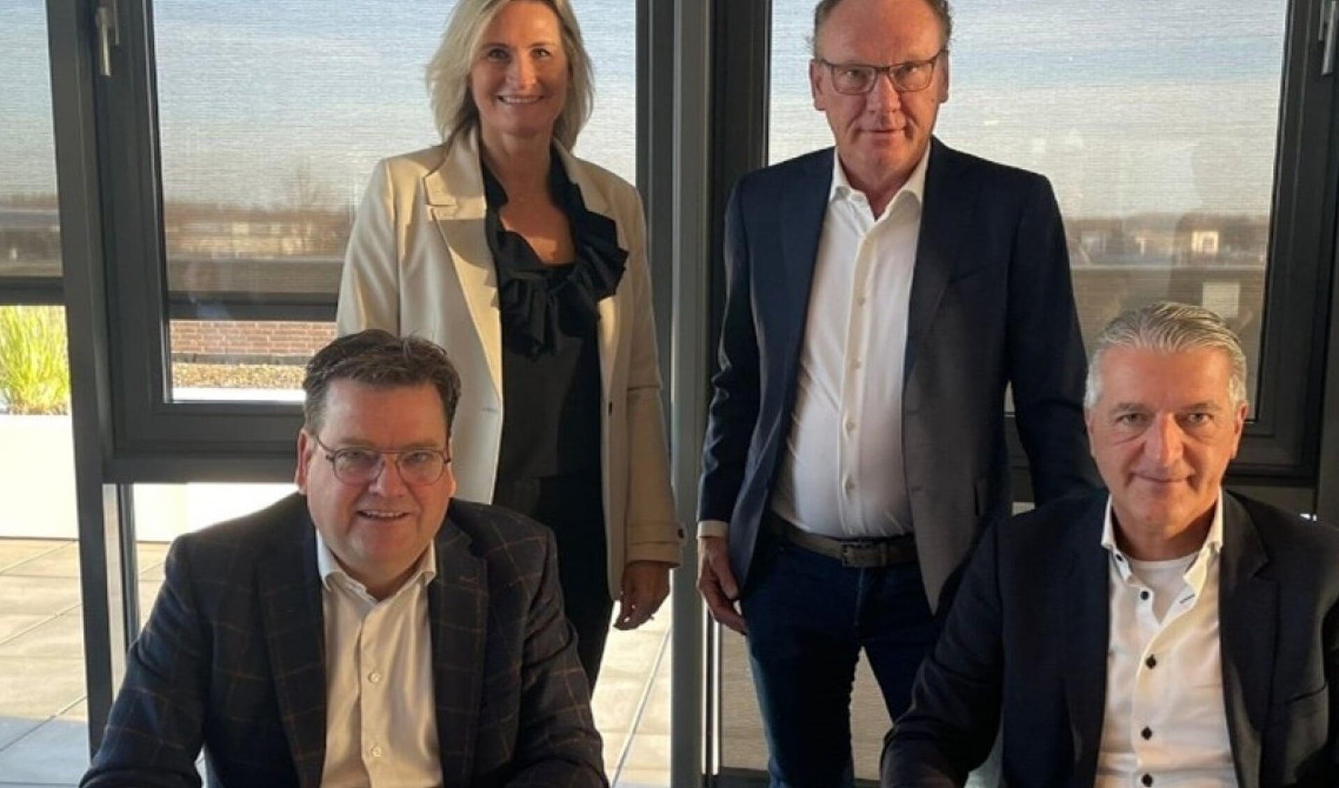 •  Van links naar rechts Erik Schiphorst (CEO Nijhof-Wassink Group), Jogé Nijhof (commissaris Nijhof-Wassink Group, Freddy Nijhof (president commissaris Nijhof-Wassink Group) en Paul van den Nieuwenhuizen (directeur/eigenaar Wemmers Tanktransport).

