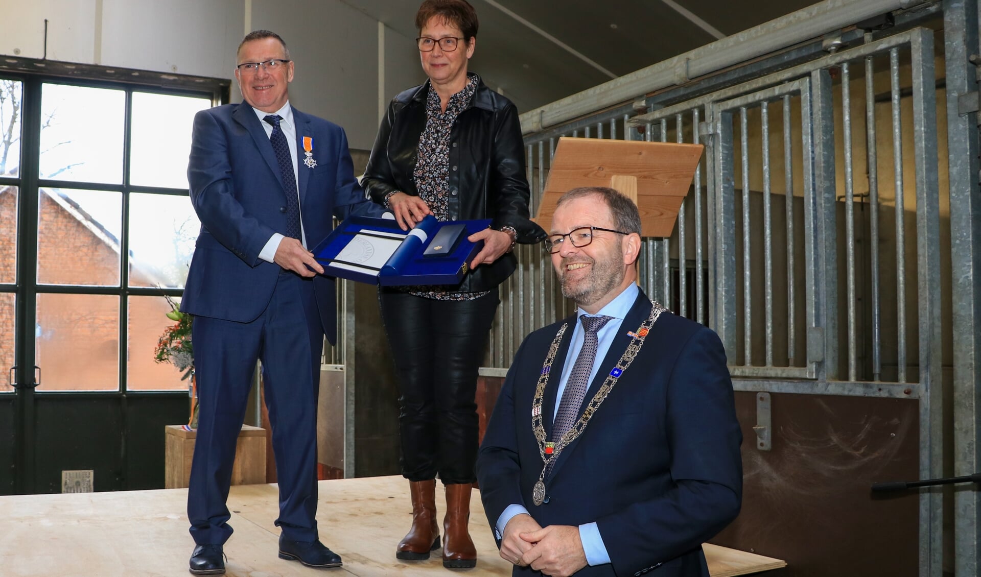 • Johan de Groot kreeg het lintje overhandigd door burgemeester Servaas Stoop van West Betuwe. 