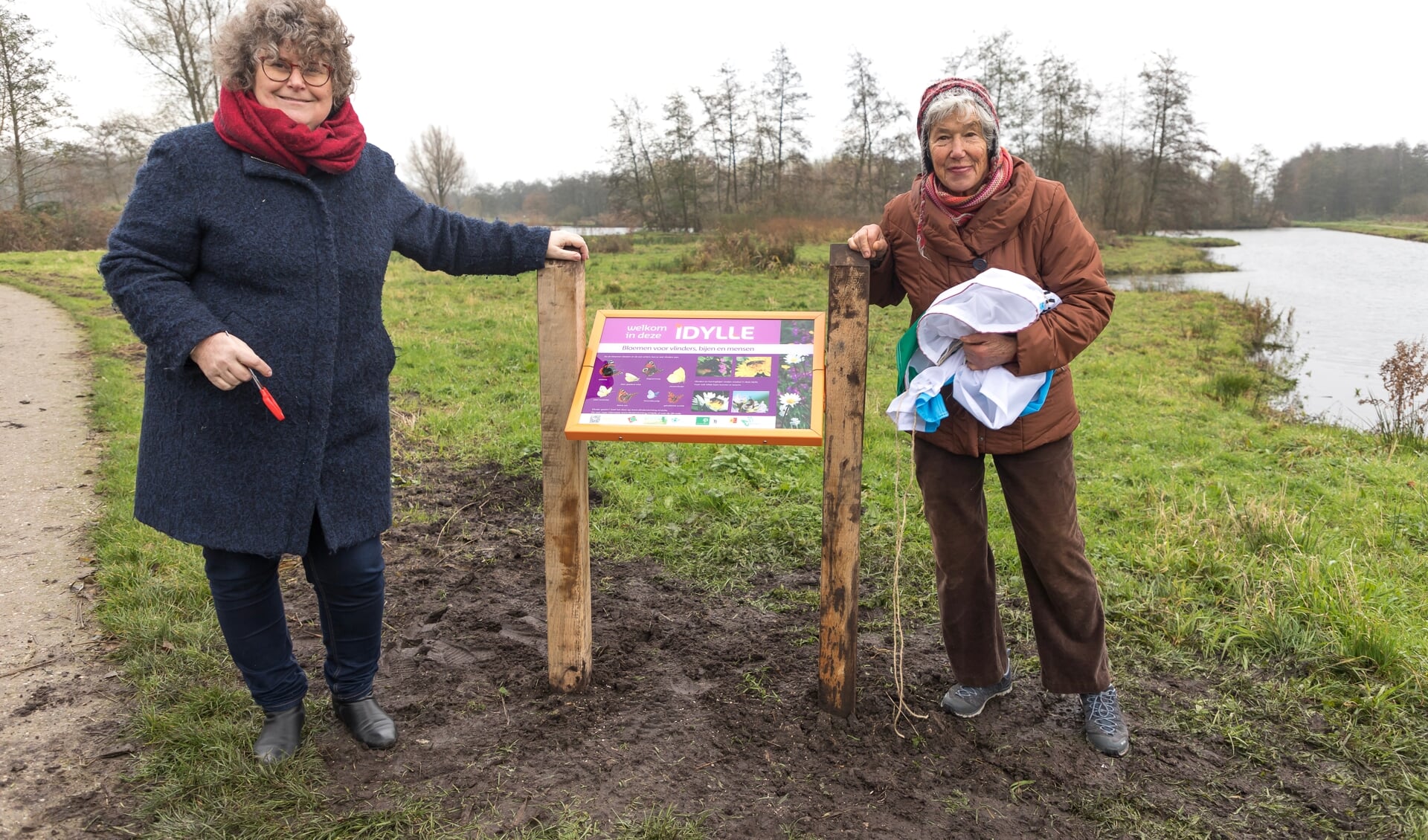 • Hilde Niezen (l) onthult het informatiebord.