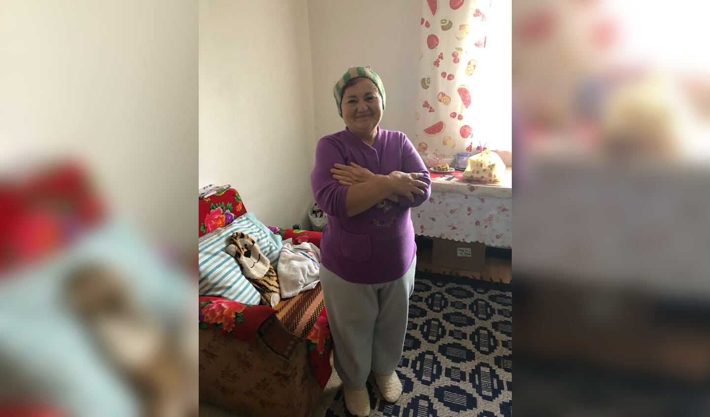 Deze Roemeense vrouw, die in het hulpproject zit, krijgt maaltijden via het project Meals on Wheels.